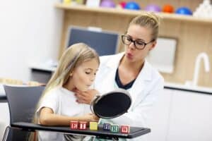 Sessões de fonoaudiologia para crianças autistas