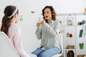 Sessões de fonoaudiologia para crianças autistas