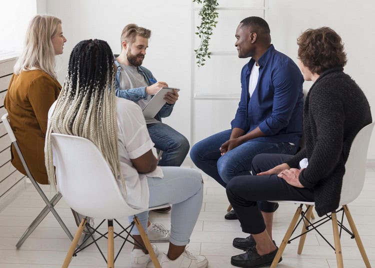 Descubra o que é terapia em grupo, como funciona e benefícios Terapia em Grupo