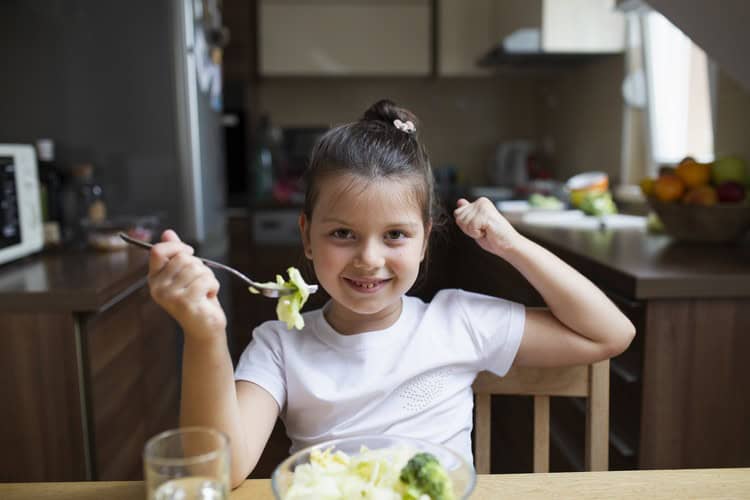Seletividade alimentar em autistas: Como ajudar a criança com TEA a comer melhor?